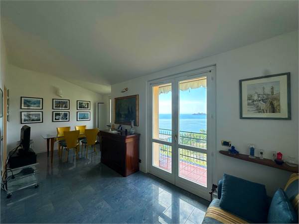 Casa di 80 mq con vista mare, box e posto auto