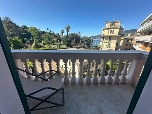 Signorile appartamento di 175 mq con vista mare e posto auto