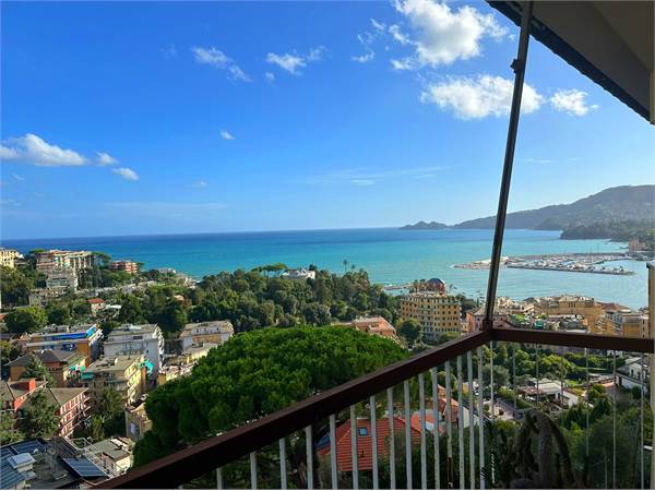 Signorile appartamento con vista mare e box auto