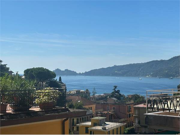 Appartamento di 90 mq con vista mare, terrazzo, giardino e posto auto