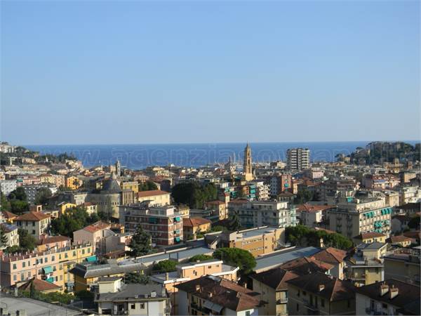 Appartamento con terrazzo e totale vista mare