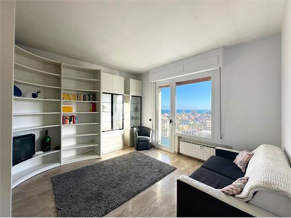 Appartamento con terrazzo e totale vista mare