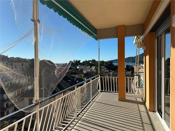 Appartamento ristrutturato di 92 mq con terrazzo e vista mare